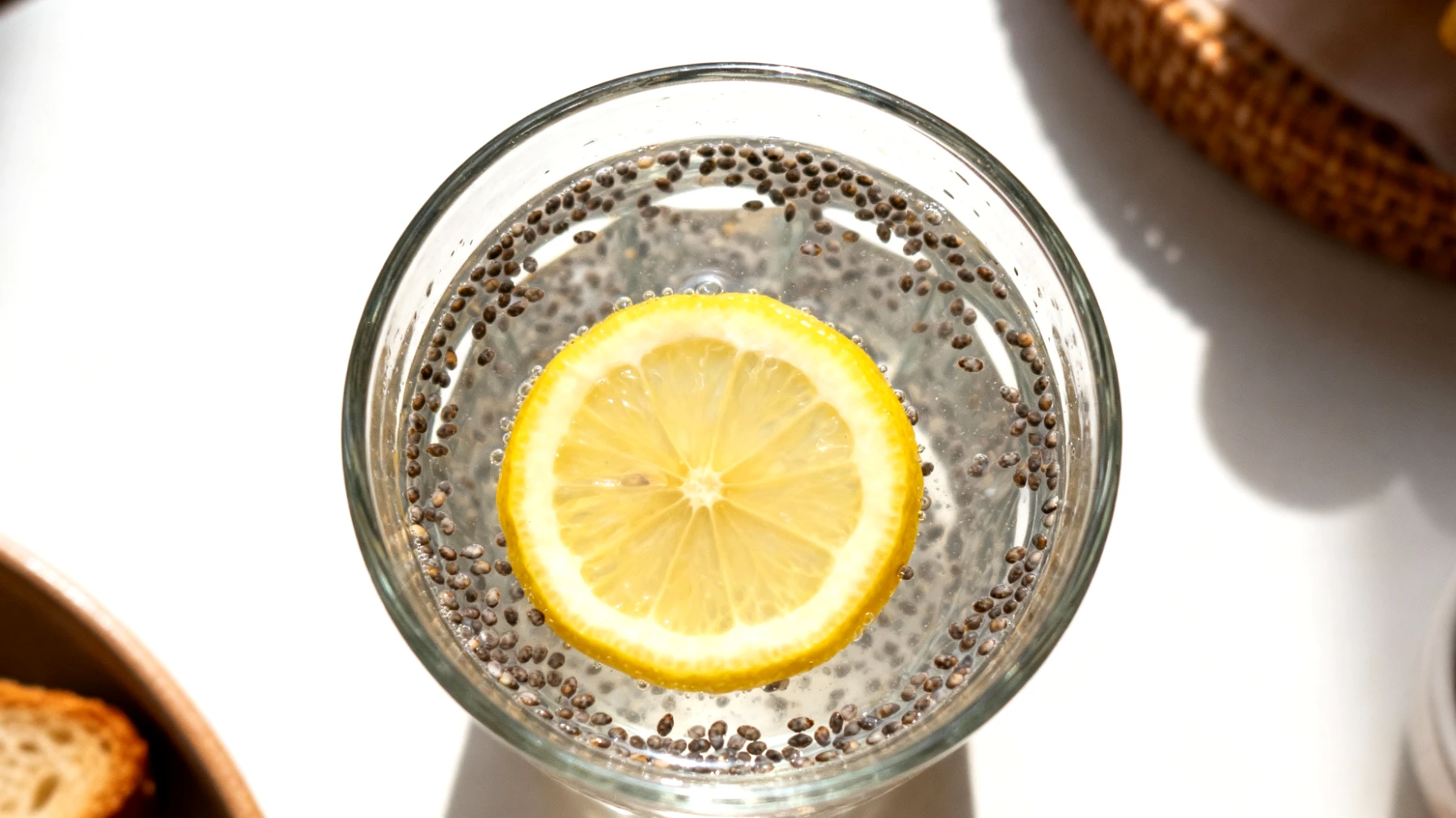 Kefir d'acqua con semi di chia e limone"