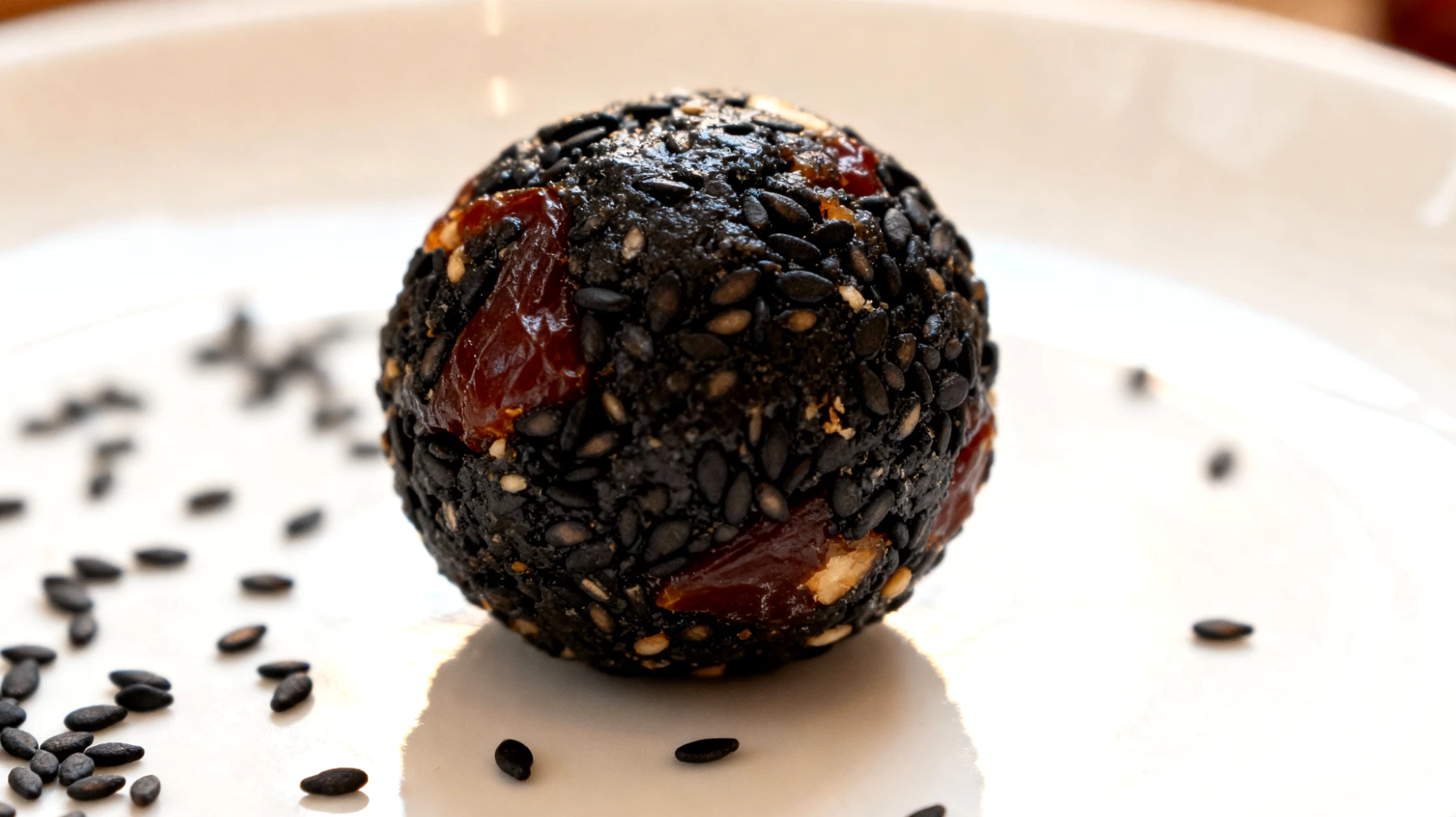 Palla energetica al sesamo nero e datteri (Tahini Energy Ball)"