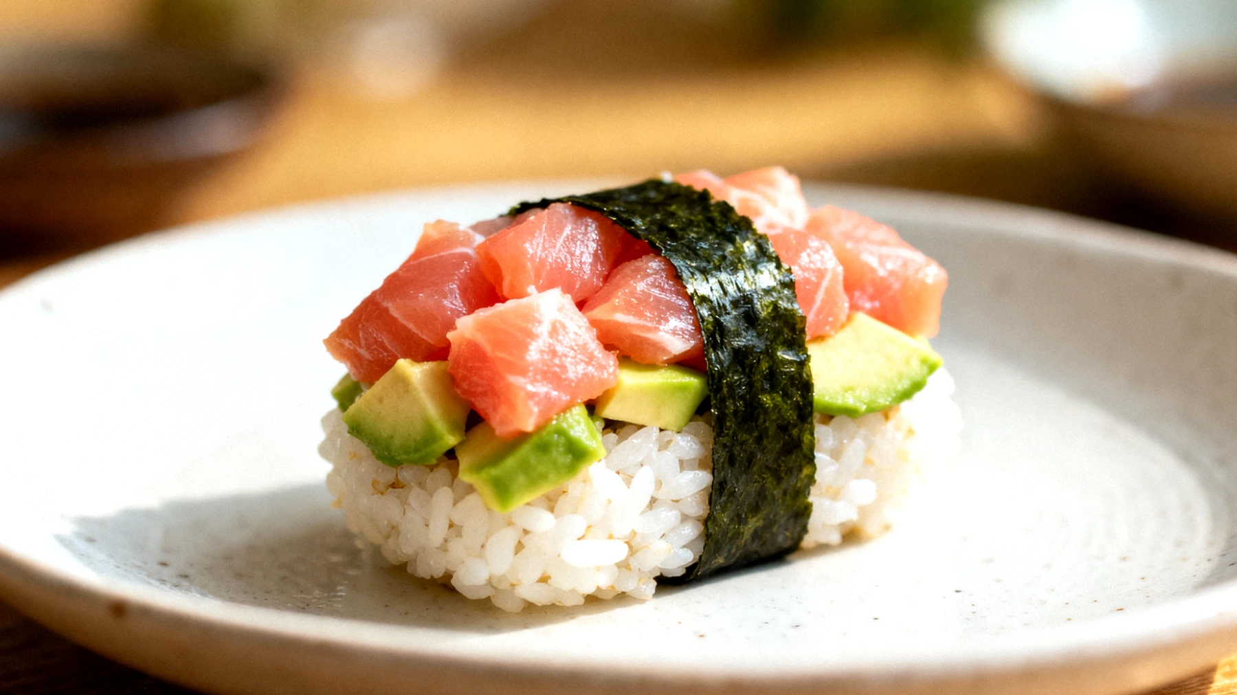 Onigiri con salmone e avocado"