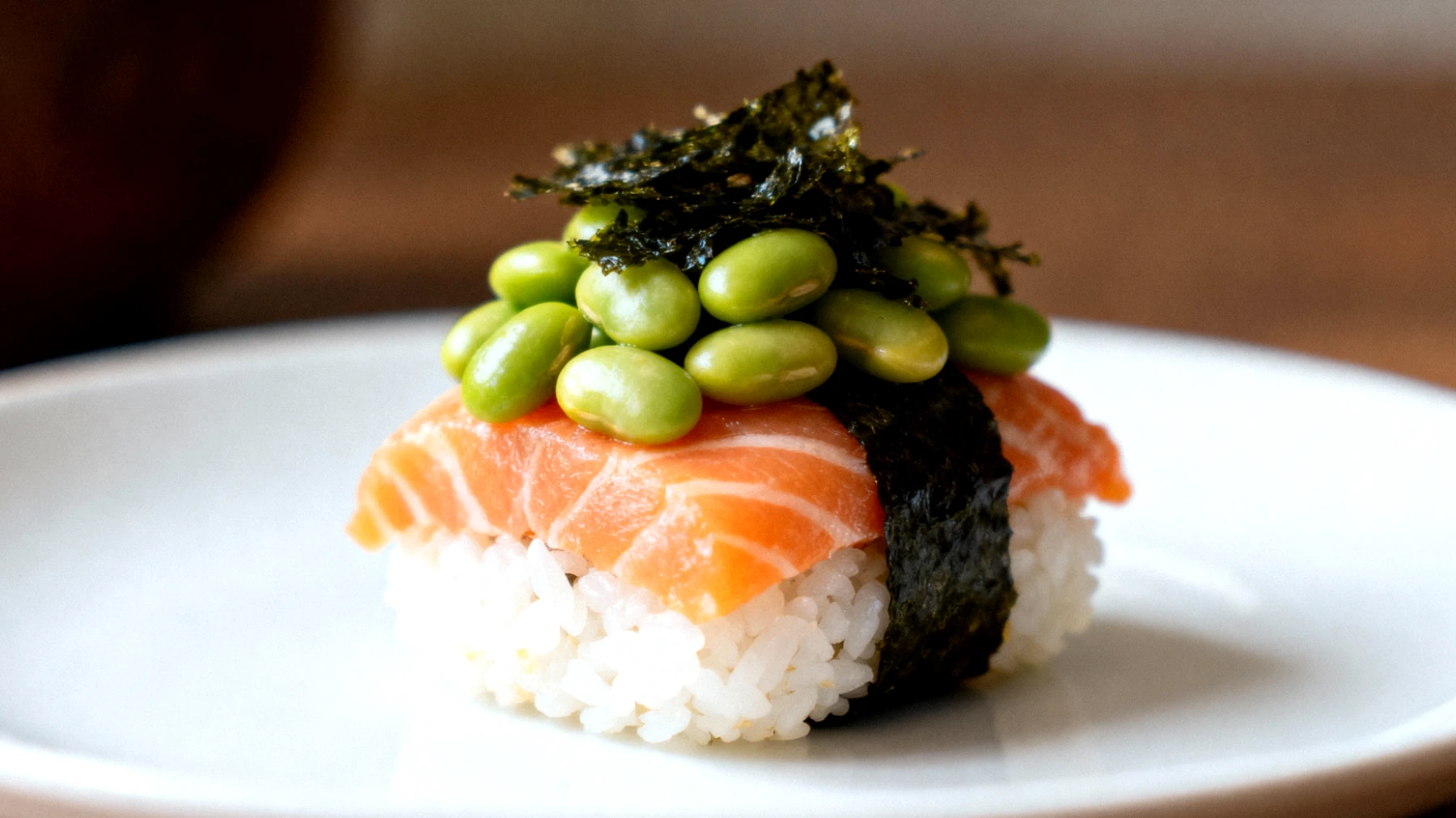 Onigiri con salmone, edamame e alga nori"