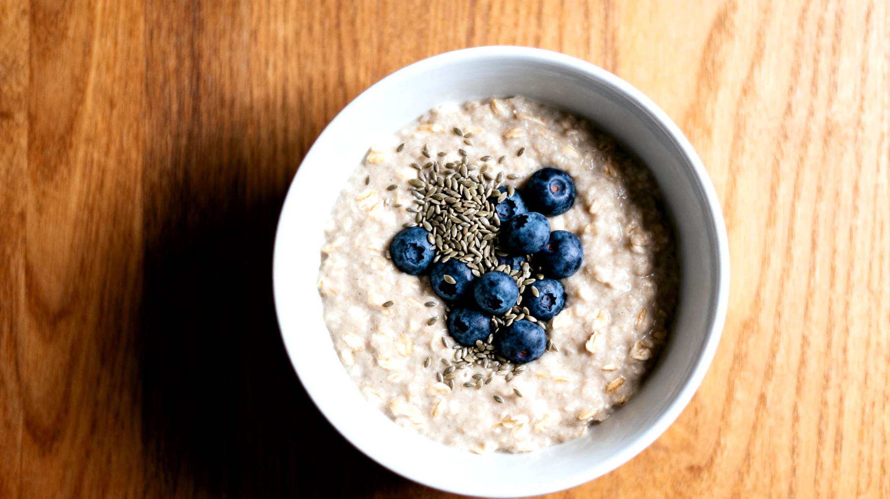 Porridge di avena con semi di canapa e mirtilli"