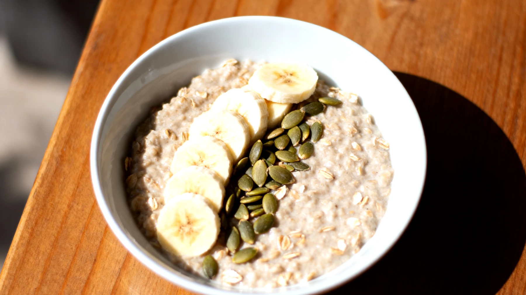 Porridge di avena con semi di zucca e banana"