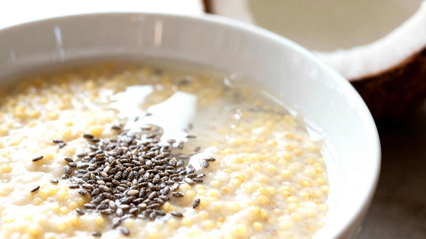Porridge di miglio con semi di chia e acqua di cocco"
