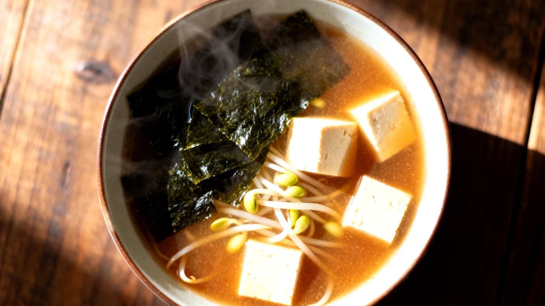 Zuppa di miso con wakame, tofu e germogli di soia"